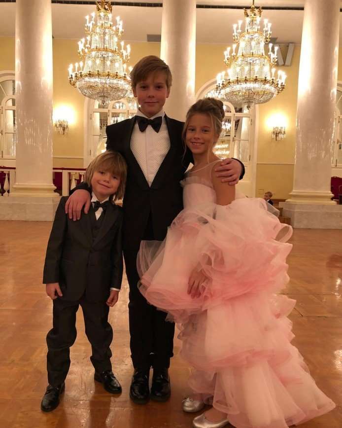 Юлия Барановская вместе с детьми повеселилась на балу