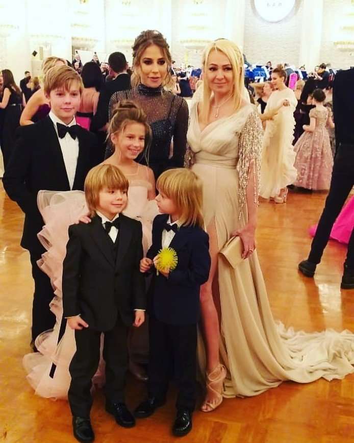 Юлия Барановская вместе с детьми повеселилась на балу