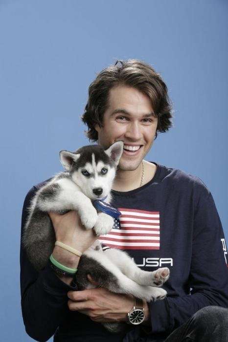 Американские спортсмены-олимпийцы позируют со щенком хаски