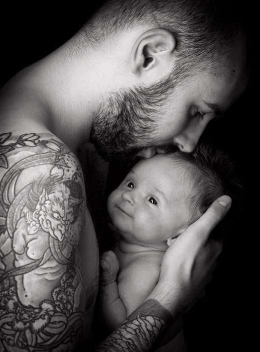 Брутальная любовь: фото младенцев и их татуированных родителей