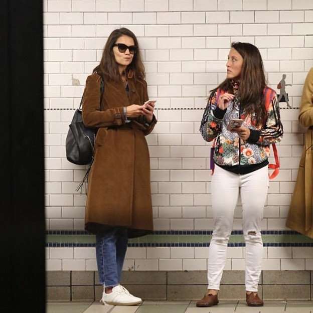 «Бедная девочка»: Кэти Холмс в Нью-Йоркском метро