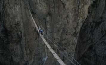 Загадка про міст і туристів