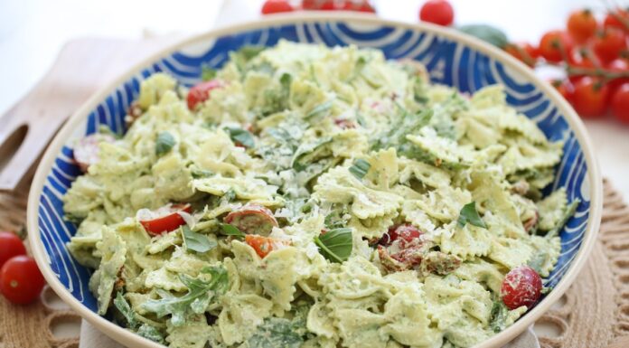 Вершковий салат з макаронами з базиліком: смачний літній рецепт