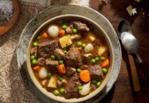 Простий трюк з пергаментним папером для смачнішого рагу та варіння