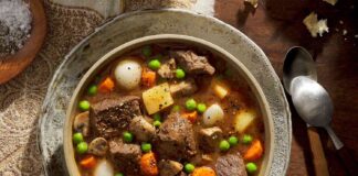 De eenvoudige perkamentpapier-hack voor betere stoofschotels en smoorgerechten