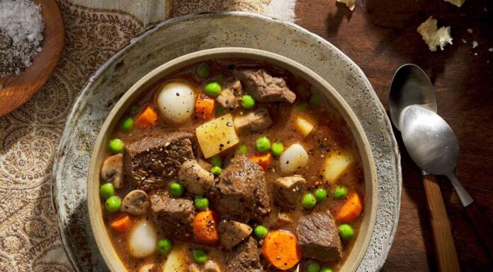 Простий трюк з пергаментним папером для смачнішого рагу та варіння