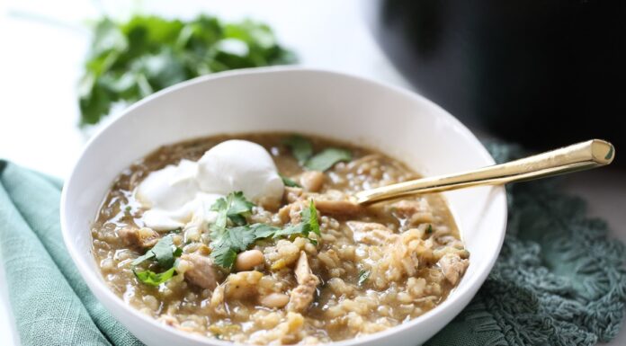 Зелений чилі з куркою: ситна їжа в одній сковороді