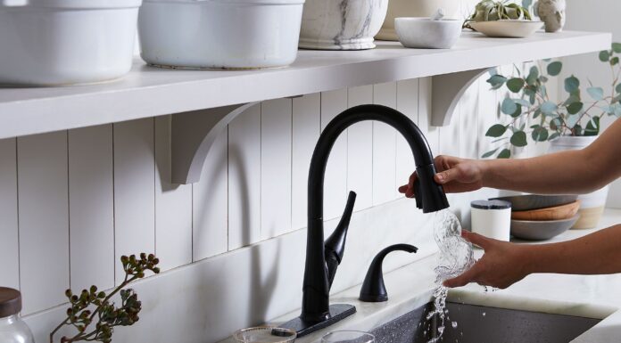 Геніальний лайфхак за 3 долари, який вирішив проблему ремонту кухні