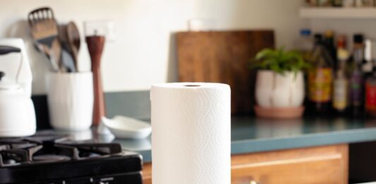 Лайфхак для холодильника: паперові рушники для легкого очищення та свіжості продуктів