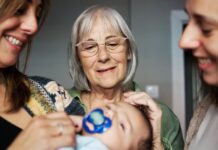 Kesenjangan Generasi: Apa Kata Kakek Nenek Tentang Pola Asuh Modern
