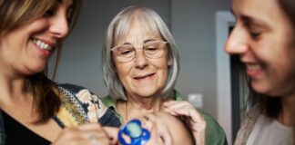 Разрыв поколений: Что бабушки и дедушки говорят о современном воспитании