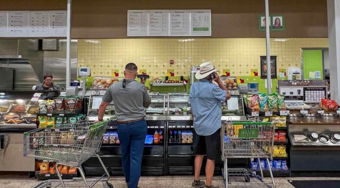 Секрети Прилавка Готових Виробів: Колишній Працівник Розповідає, Як Заощаджувати та Отримувати Краще М’ясо