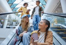 Підлітки Відроджують Торгові Центри: Зліт “Mallmaxxing” та Повернення до Фізичних Соціальних Просторів