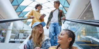 Teens Revive Malls: Vzestup “Mallmaxxing” a návrat do fyzických sociálních prostorů
