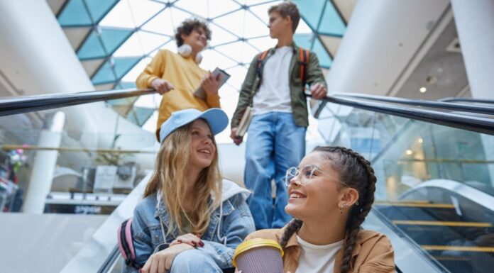Підлітки Відроджують Торгові Центри: Зліт “Mallmaxxing” та Повернення до Фізичних Соціальних Просторів