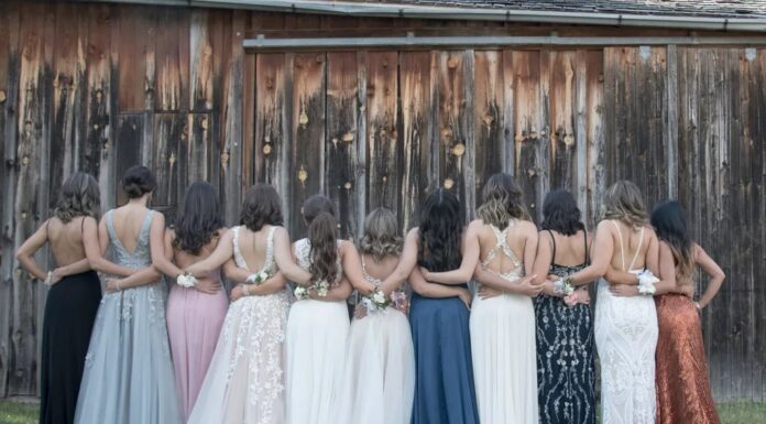 Цифровий реєстр: чому старшокласники використовують Instagram, щоб не з’явитися на випускному в однакових сукнях