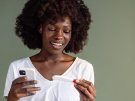 Чи працюють додатки для тестування на вагітність — і чи потрібно вам мочитися на свій телефон?