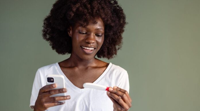 Чи працюють додатки для тестування на вагітність — і чи потрібно вам мочитися на свій телефон?