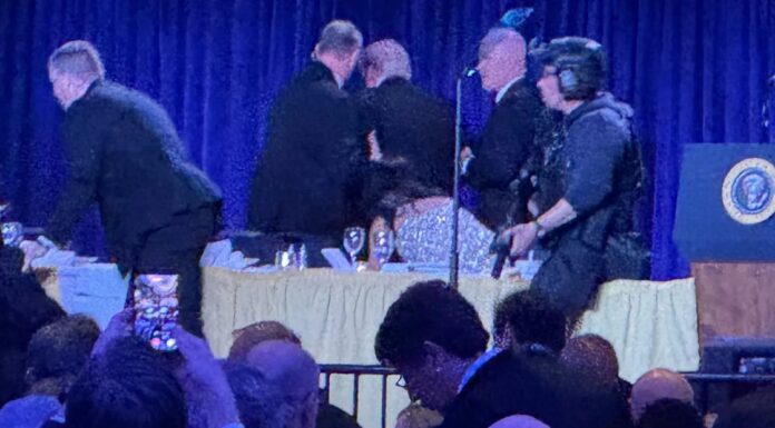 Від хаосу до благодійності: як порушення безпеки на вечері WHCA призвело до пожертвування для притулків