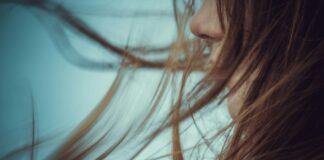 Ketombe Bikin Rambut Rontok? Dermatologis Menjelaskan Kaitannya