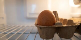 Deja de poner huevos en la puerta: la forma real de guardarlos
